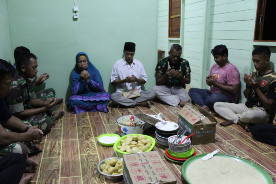 Penghuni rumah/mess guru SDN 015 bersama anggota satgas TMMD saat menggelar doa syukur bersama atas berdirinya bangunan. (Kodim 0912/KBR)