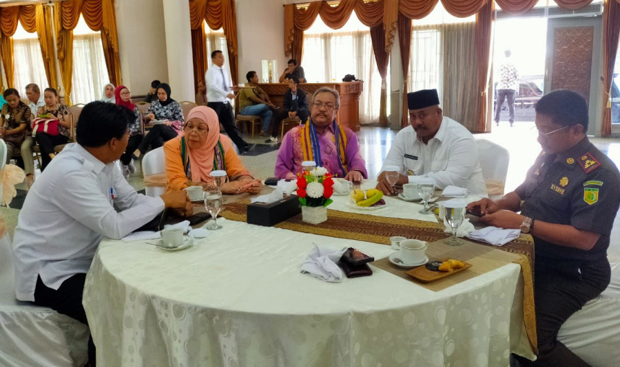 Edi Damansyah bersama Dubes Malaysia Zainal Abidin Bakar saat Kunjungan Kerja Dubes Malaysia di Pendopo Bupati Kukar, Rabu (20/11/2019). (Foto: Reza Fahlevi/korankaltimcom)