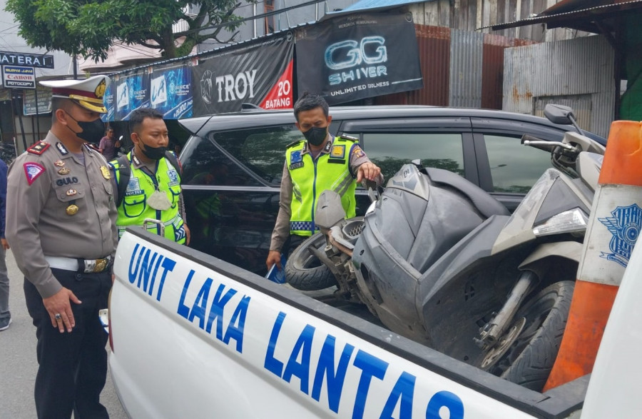 Sepeda motor milik Safruddin Sarwani (57) yang tewas pasca diseruduk roda empat yang dikemudikan Sumartini (50). (Foto: Istimewa)