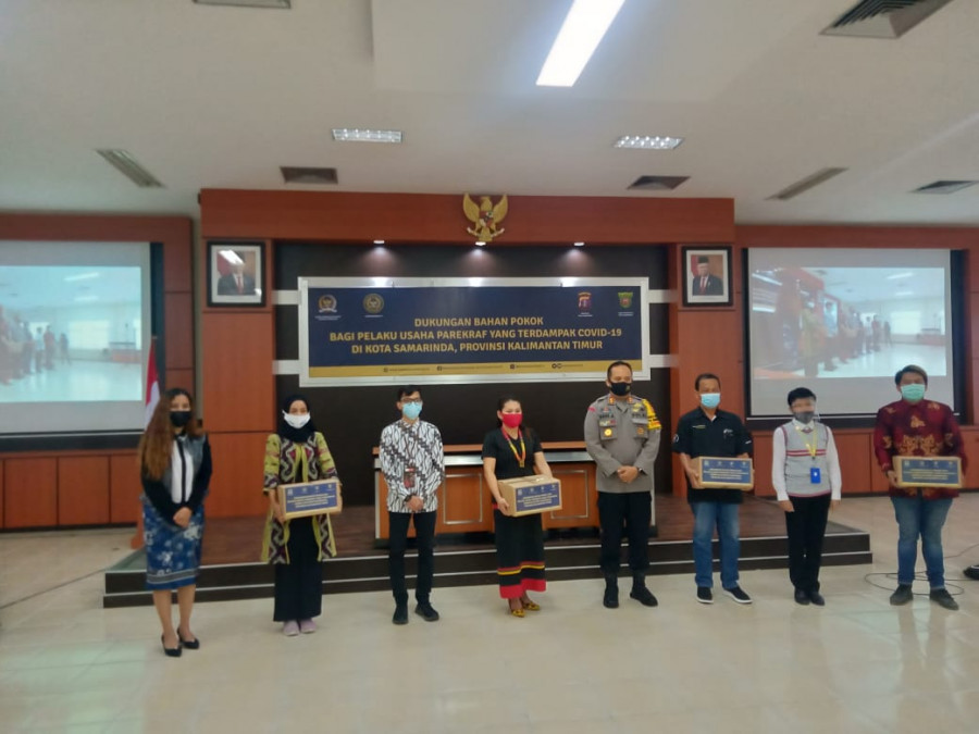 penyerahan bantuan bahan pokok secara simbolis di aula Wira Pratama Mako Polresta Samarinda (Claudius Vico/Korankaltim.com).