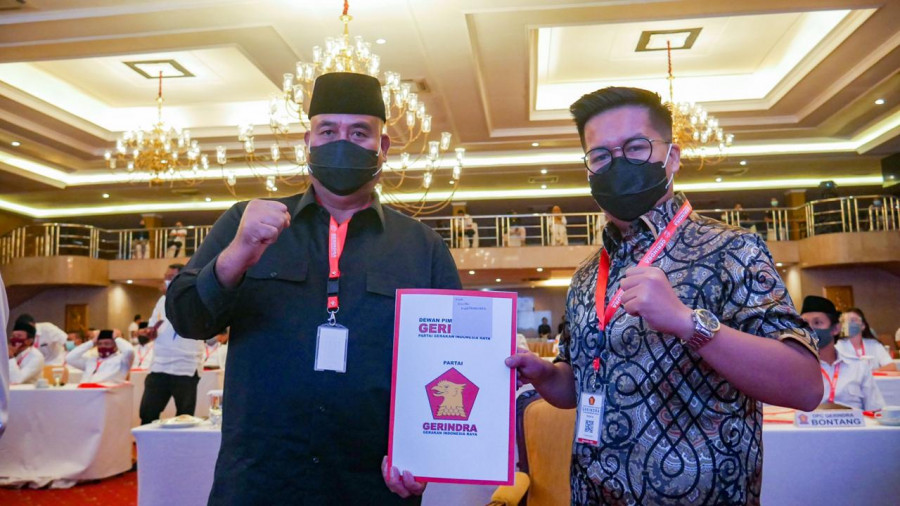 Pasangan Edi-Rendi usai mengambil surat pencalonan model B1-KWK partai Gerindra. (Foto: Faisal/koran kaltim. com)