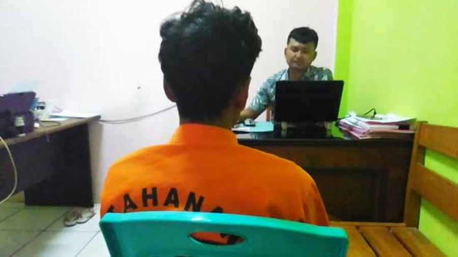 DIPERIKSA: Pelaku menjalani pemeriksan dan diancam pasal berlapis. ( Erwin / Korankaltim)