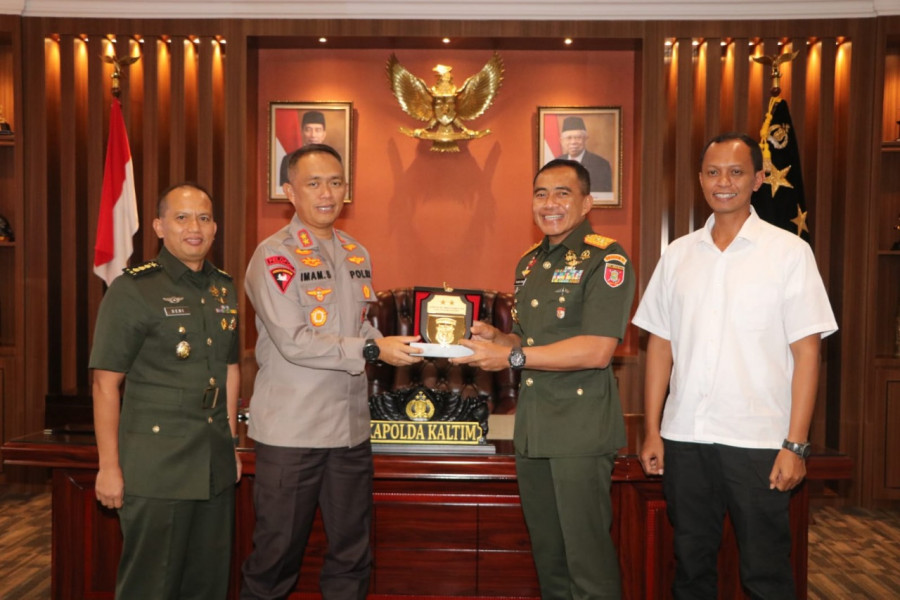 Panglima Kodam VI/Mulawarman Mayjen TNI Tri Budi Utomo, Kapolda Kaltim Irjen Pol Imam Sugianto didampingi Direktur Intelkam Polda Kaltim Kombes Pol Dedy Kusuma Bhakti dan Danintel Dam di Mapolda Kaltim. (Foto: Istimewa)