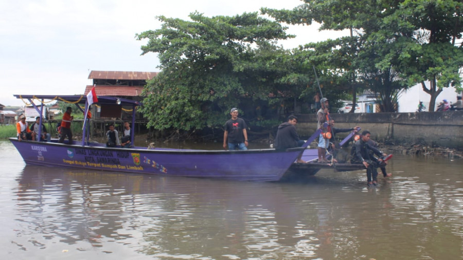 Salah satu kapal pembersih sungai yang digunakan mengangkut sampah (Foto: Permata/korankaltimcom)