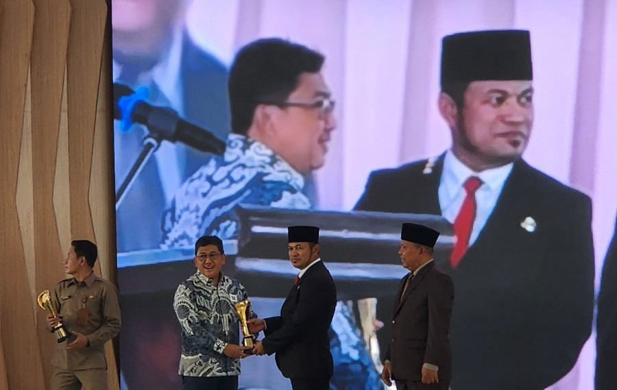 Perwakilan Manajemen PT MHU saat menerima penghargaan secara simbolis (ist)