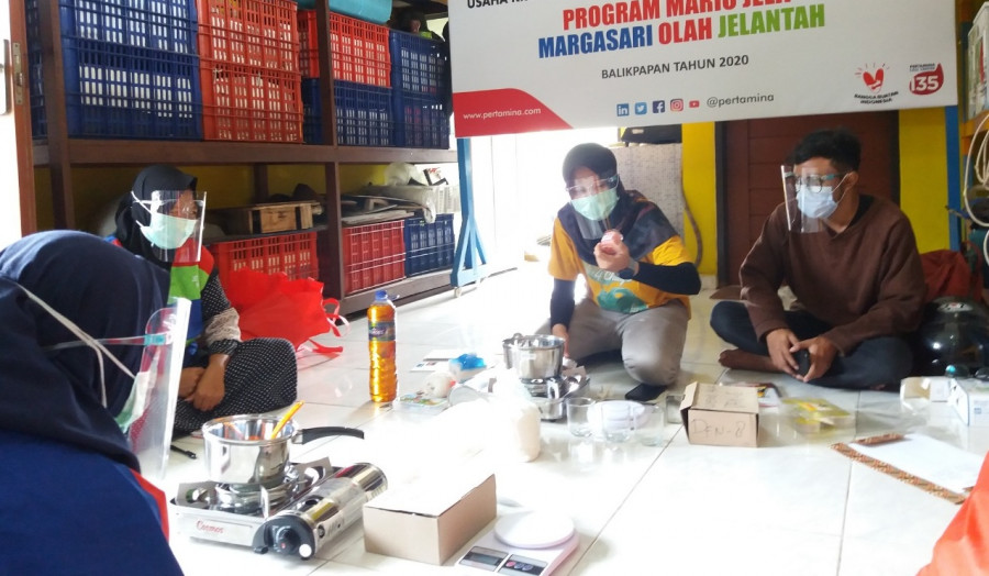 Masyarakat Kampung Atas Air dilatih membuat lilin berbahan dasar jelantah agar lingkungan hidup lestari sekaligus pemberdayaan ekonomi. (Foto: Istimewa/KoranKaltim.Com)