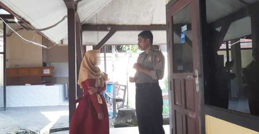 DIPERIKSA– Va (22) yang merupakan karyawan toko komputer di Samarinda tengah menjalani pemeriksaan polisi lantaran dilaporkan telah menggelapkan uang milik perusahaan.