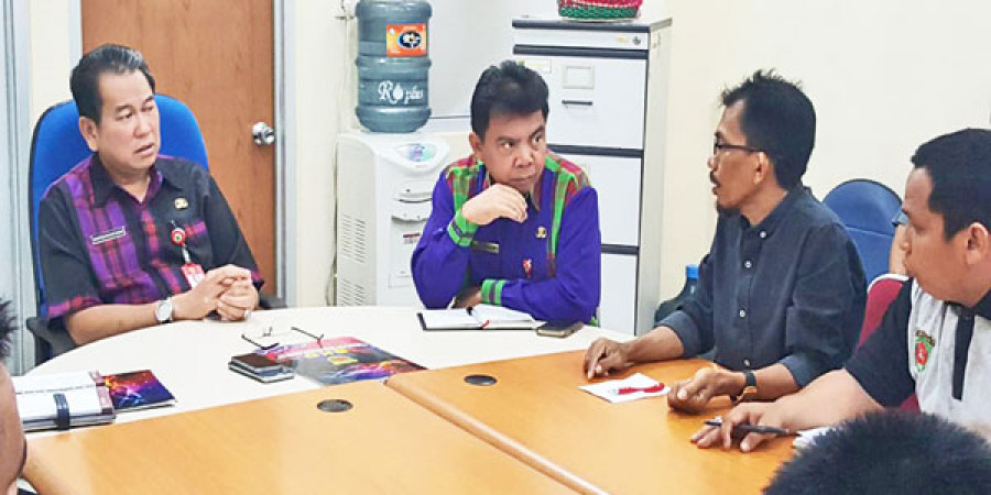 MENGADU: Ketua Forum Solidaritas Pegawai Tidak Tetap Honorer (FSPTTH) Kota Samarinda Wahyudin menyampaikan aduan kepada Sekretaris Kota Samarinda, Sugeng Chairuddin terkait nasib kalangan tenaga honorer. (Foto: Rs/korankaltim.com)