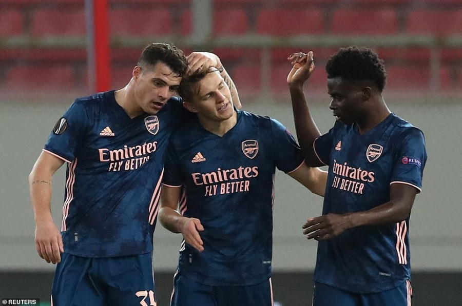 Gol pembuka Arsenal yang dicetak Martin Odegaard (tengah) disambut Granit Xhaka dan Bukayo Saka pada laga di Yunani dini hari tadi. (dailymail)