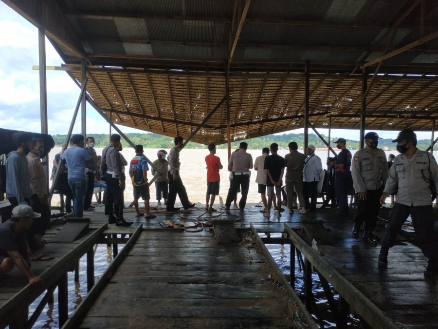 BREAKING NEWS : Mobil Terjun ke Sungai Mahakam