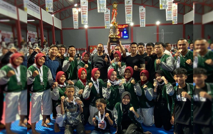 Atlet Kempo Kukar bangga mengangkat tropi juara III di Kejurnas Surakarta. (Foto: Dok.Perkemi)