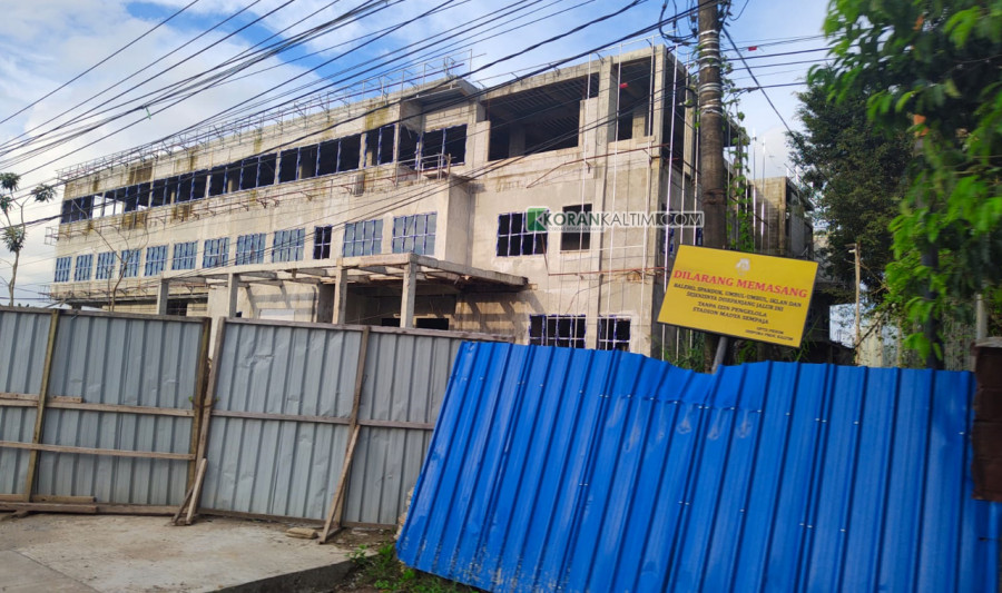 Bangunan setengah jadi Rumah Sakit Korpri yang berada di Jalan Wahid Hasyim, Samarinda. (Foto: Claudius Vico/Korankaltim.com)