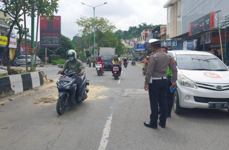 Kasat Lantas Polresta Samarinda Kompol Creato Sonitehe Gulo, yang melakukan olah TKP di lokasi insiden kecelakaan Rabu (27/7/2022). (Foto: Istimewa)