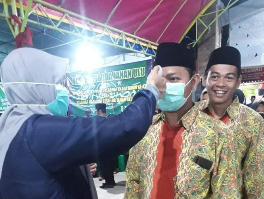 Pemeriksaan suhu tubuh saat pembukaan MTQ ke 42 di Loa Janan Ulu tadi malam (22/3/2020). (Foto: istimewa/net)