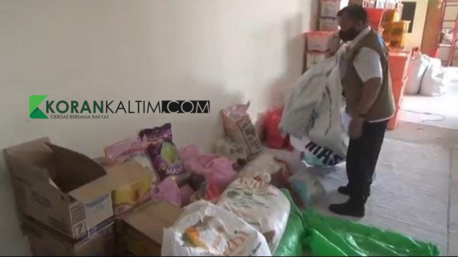 ketersediaan stok logistik bantuan bahan pokok yang akan disalurkan kepada pasien yang menjalani isolasi mandiri (Foto: Rama/KoranKaltim.com)