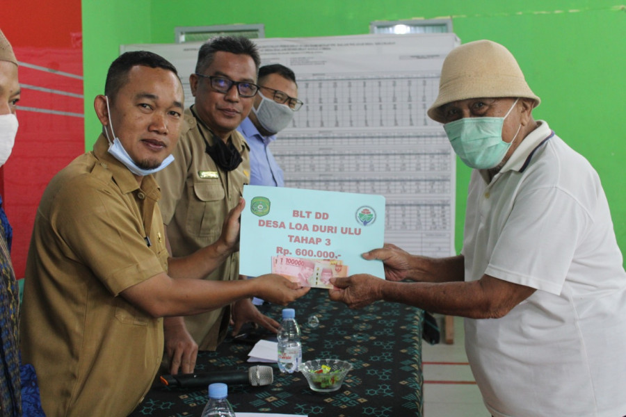 Penyerahan BLT DD Tahap Ketiga Pemdes Loa Duri Ulu (Pemdes Loa Duri Ulu. Dok)