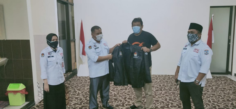 Ketua DPRD Balikpapan Abdulloh menerima jaket dari KPU sebagai bagian dari sosialisasi Pilkada 9 Desember 2020. (Foto: Istimewa/korankaltim.com)
