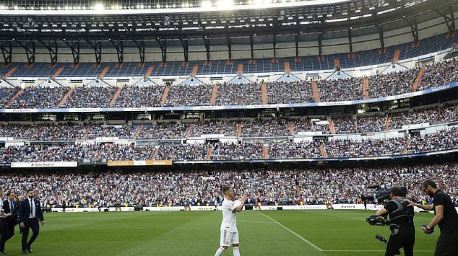 Ribuan fans Real Madrid memenuhi Stadion Santiago Bernabeu saat Eden Hazard diperkenalkan sebagai pemain anyar. (dailymail)