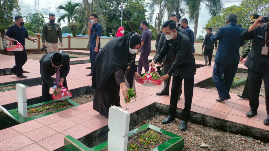 Wakil Bupati Paser saat tabur bunga di Makam Pahlawan. ( Foto : Dwi Cahyo / Korankaltim.com )