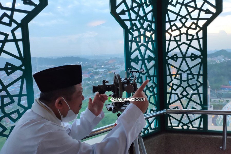 Kakanwil Kemenag Kaltim Masrawan lakukan pemantauan hilal untuk menentukan 1 Ramadan 1443 Hijriyah, di Menara Asmaul Husna, Masjid Islamic Center Samarinda, Jumat (1/4/2022). (Foto: Faishal Ays/Korankaltim.com)