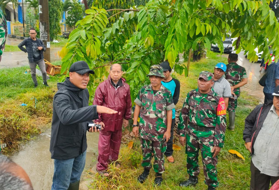 Dandim 0906/TGR, Letkol (Inf) Charles Alling bersama stakeholder lainnya saat memantau dranase di jln Bogenvil, Kelurahan Panji, Tenggarong pada Sabtu (11/1/2020) (Foto: Reza Fahlevi/korankaltimcom)