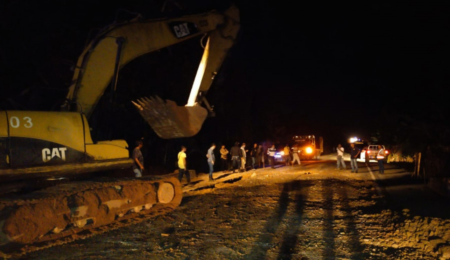 Proses perbaikan jalan poros Kutai Timur menujur Berau yang sempat ambles karena derasnya arus air dibawah konstruksi jalan (Foto: Istimewa/BBPJN Kaltim Kaltara)