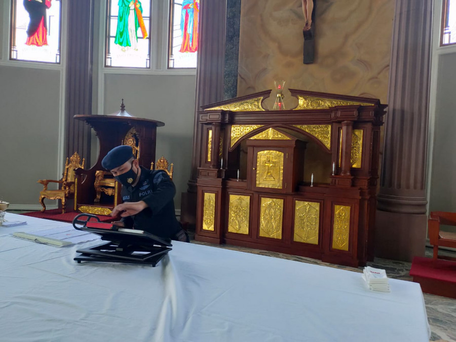 Unit Jibom Gegana Samarinda melakukan sterilisasi gereja-gereja demi memastikan keamanan. (Foto: Faishal Alwan Yasir/Korankaltim.com)