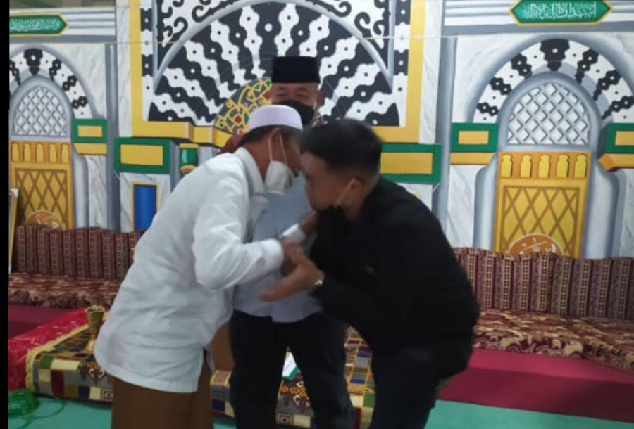 Rendi saat bersalaman dengan Guru Handil.(Foto:Rendi/ist)