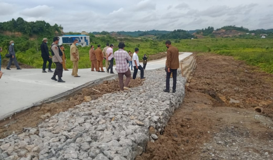 Rombongan Pemkot Samarinda saat lakukan tinjauan di SMPN 38, Selasa (22/12/2020). (foto: Claudius Vico/Korankaltim.com)
