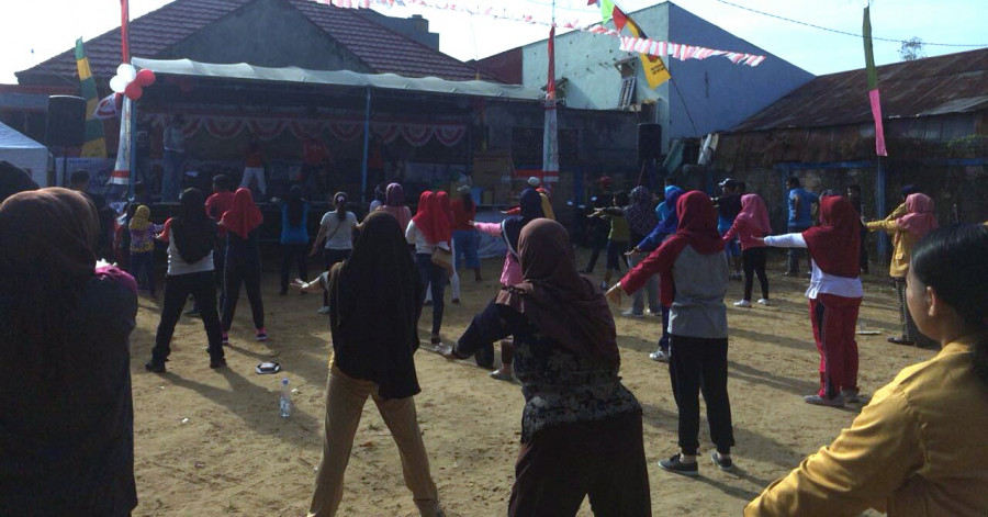 Usai jalan sehat, warga kemudian ikut senam sehat