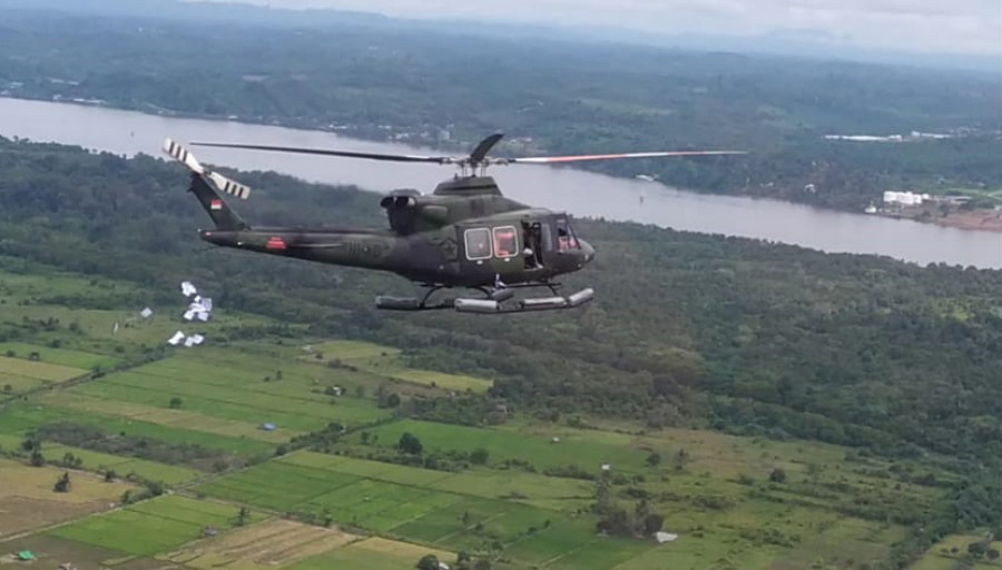 Penyebaran brosur imbauan bahanya Virus Corona menggunakan helikopter BELL 412 Milik skuadron 13/Serbu. (Foto : Humas Kodim)