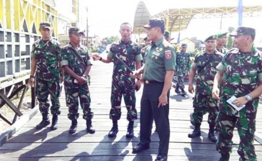 Komandan Korem 091/ASN Brigadir Jenderal TNI Irham Waroihan didampingi Komandan Kodim 0906/TGR Letkol Czi Bayu Kurniawan meninjau lokasi Tentara Manunggal Membangun Desa (TMMD) di Desa Melintang, Kecamatan Muara Wis, Kutai Kartanegara, Rabu (31/10/2018).