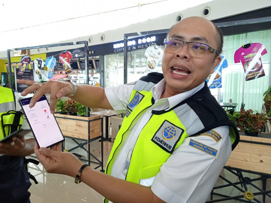 Kepala UPBU APT Pranoto Samarinda Dodi Dharma Cahyadi, menunjukkan tampilan depan aplikasi APT Pranoto, yang akan memudahkan masyarakat melakukan aktivitas di bandara. (Foto: Rusdi/KoranKaltim.com)