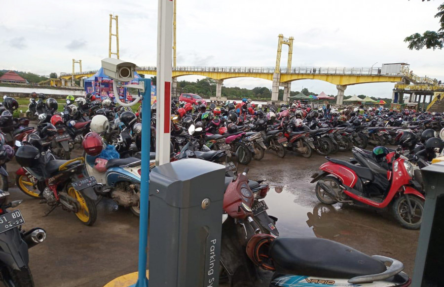 CCTV dan palang pintu otomatis E-Parking Pulau Kumala yang tidak digunakan untuk menghindari kerusakan ( Foto: Reza / korankaltimcom)