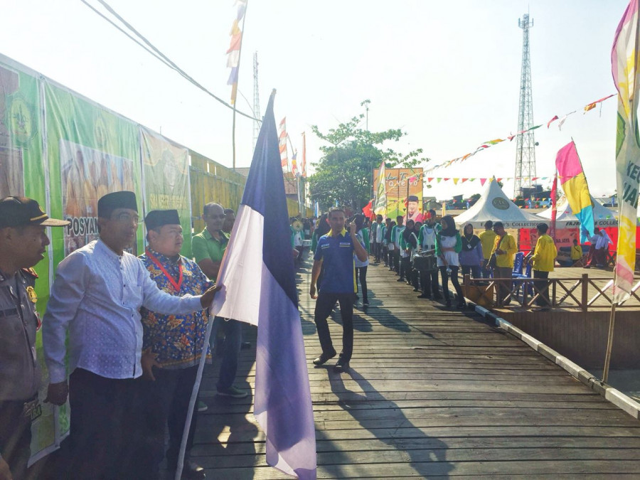 Momen terakhir Sekda saat melepas kafilah mengikuti pawai Ta’aruf di kecamatan Muara Wis, Senin (3/42018)pagi