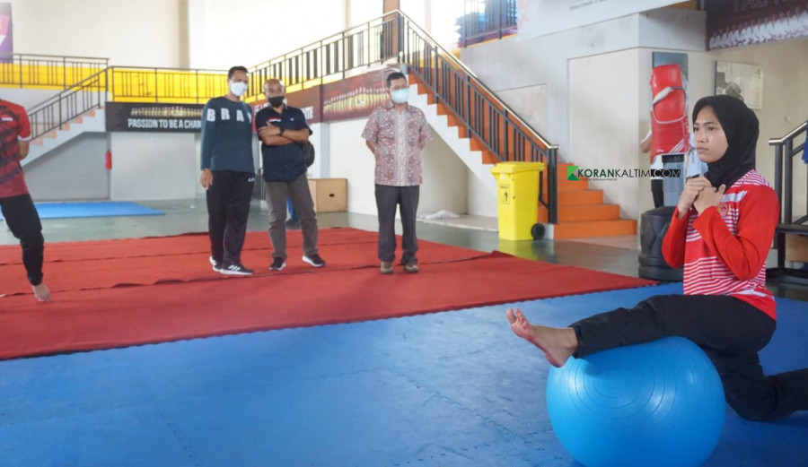Ketua KONI Kaltim Zuhdi Yahya (kanan) dengan didampingi Konsultan Teknik Dikdik Zafar Sidik (tengah) serta pelatih taekwondo Kaltim, saat monitoring di Dojang Tarkwondo Kamis (19/8/2021) sore tadi. (Foto: Nancy/korankaltim.com)