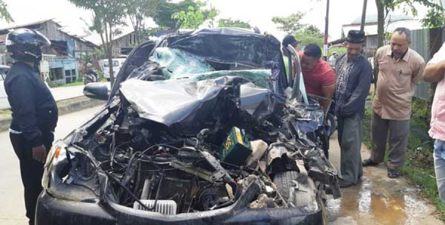 KONDISI mobil Avanza usai menabrak truk pengangkut elpiji di Jalan Jakarta. (Dor / korankaltim.com)