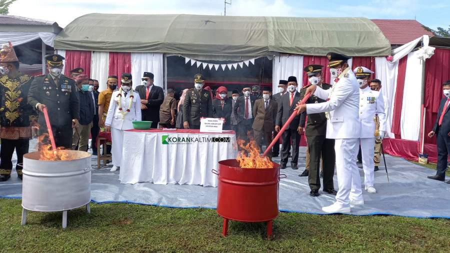 Wali Kota Basri Rase dan Forkopimda memukul dan membakar seluruh barang bukti temuan di dalam lapas Kelas IIA Bontang, Selasa (17/8). (Foto: Cholisoh/Korankaltim.com)