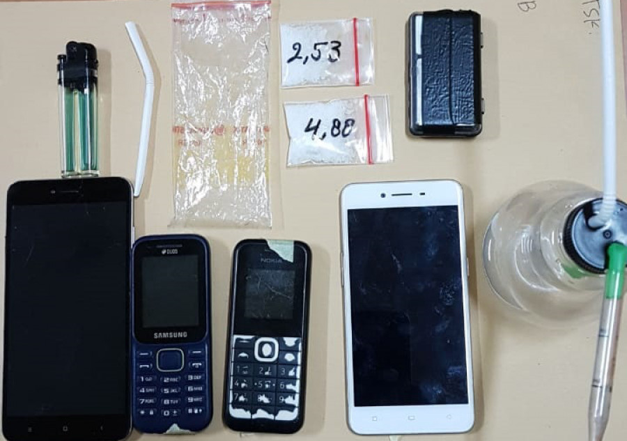 Barang bukti yang ditemukan pada keempat pelaku saat diamankan oleh petugas Satreskoba Polresta Samarinda ( Foto: Nancy / korankaltimcom)