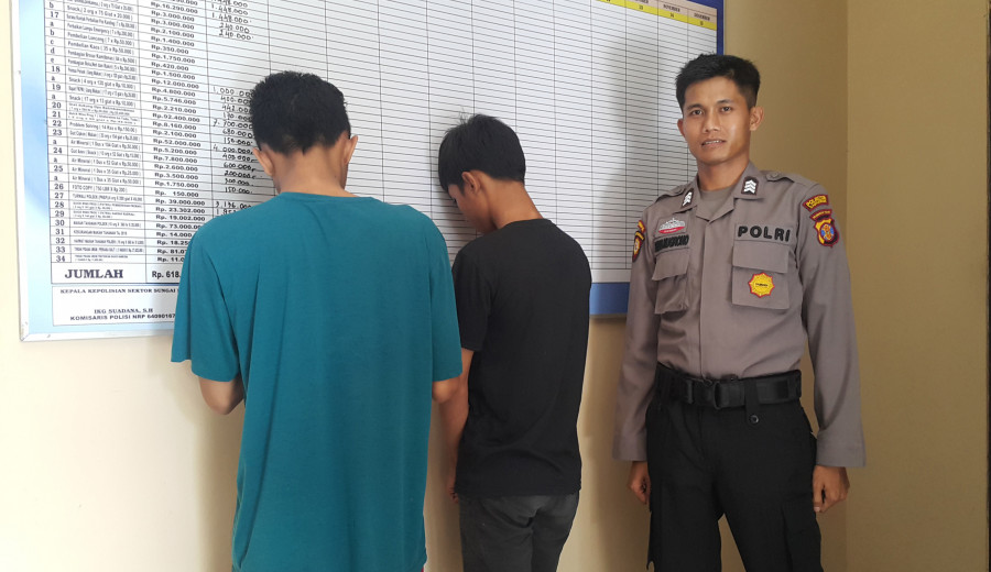 Dua pelaku pembobol rumah HN (17) dan MR (15) yang diamankan petugas kepolisian Polsek Sungai Kunjang ( nancy / korankaltim )