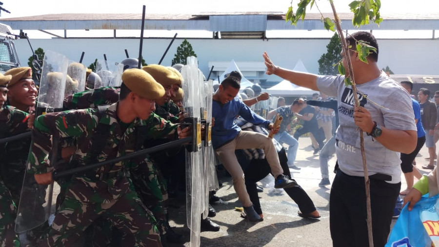 Tampak aparat TNI dari rudal 002 dan kodim 0908/BTB turut membantu polres bontang mengamankan pendemo (olis/korankaltim.com)
