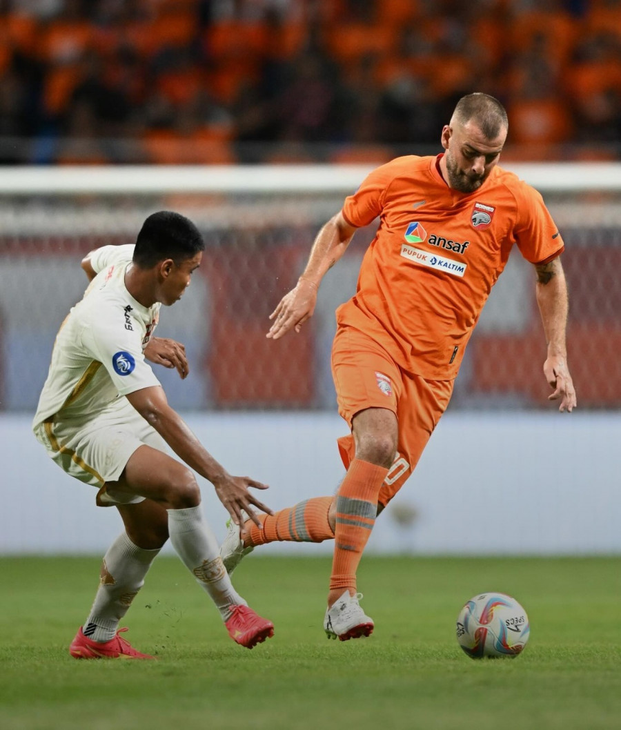 Gelandang Borneo FC Wiljan Pluim (kanan), membuat satu assist dan satu gol untuk kemenangan Pesut Etam saat menjamu Persija Jakarta di Stadion Batakan malam ini. (dokborneofc)