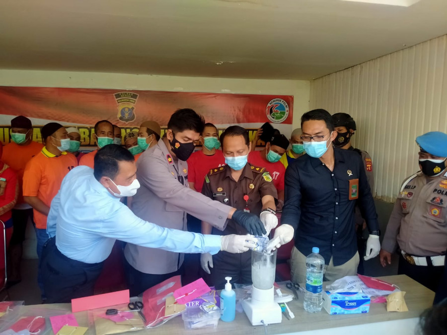 Proses pemusnahan barang bukti sabu (Rama/KoranKaltim.com)