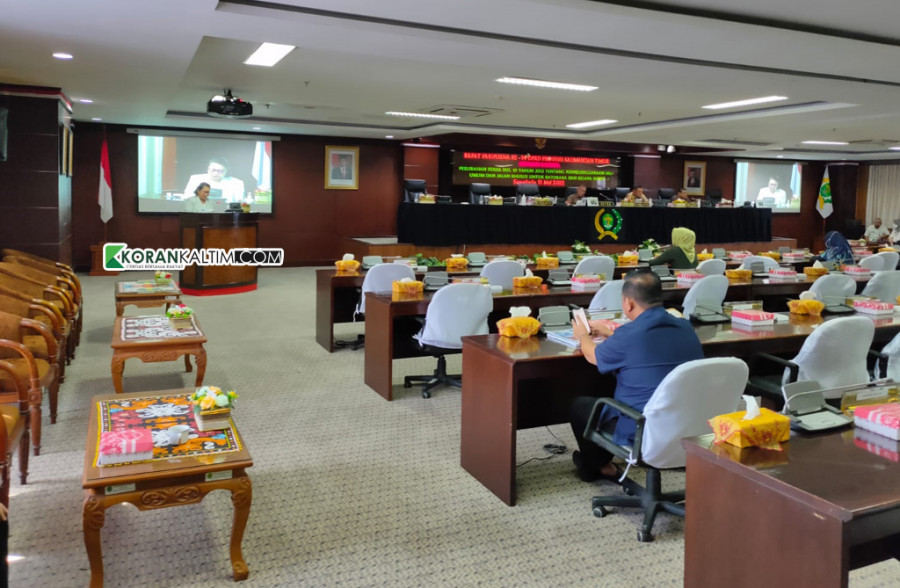 DPRD Kaltim sampaikan rekomendasi hasil evaluasi terhadap penyelenggaraan Pemprov Kaltim dalam LKPj Gubernur tahun 2021. (Foto: Faishal Ays/Korankaltim.com)