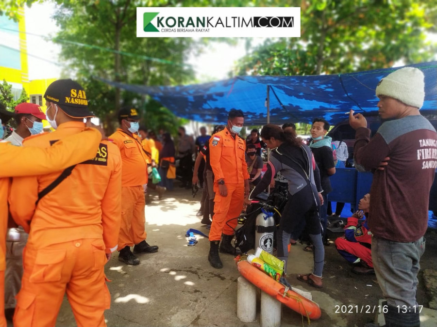 Tim SAR gabungan saat ini tengah melakukan persiapan upaya pencarian korban diduga tenggelam, dengan melakukan penyelaman Selasa (16/2/2021) hari ini. (Foto:Nancy/korankaltim.com)