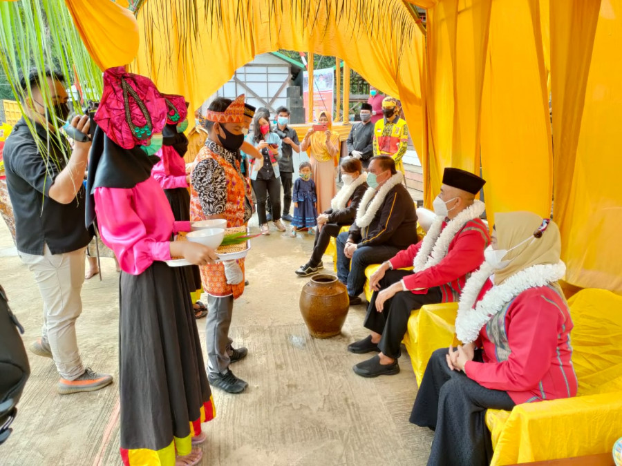 Penyambutan melalui upacara adat Bupati dan Wakil Bupati Terpilih Kubar, FX Yapan bersama Edyanto Arkan yang dilaksanakan di Kampung Muara Gusiq pada Selasa (27/4/2021). (Istimewa/Darni)
