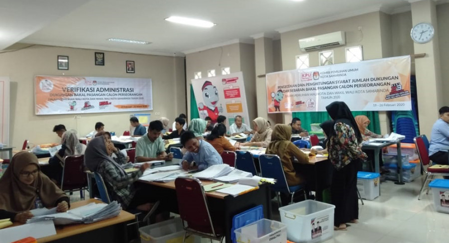 Bawaslu Samarinda saat melakukan verifikasi di kantor mereka. (Foto: Romi Ali Darmawan/korankaltim.com))