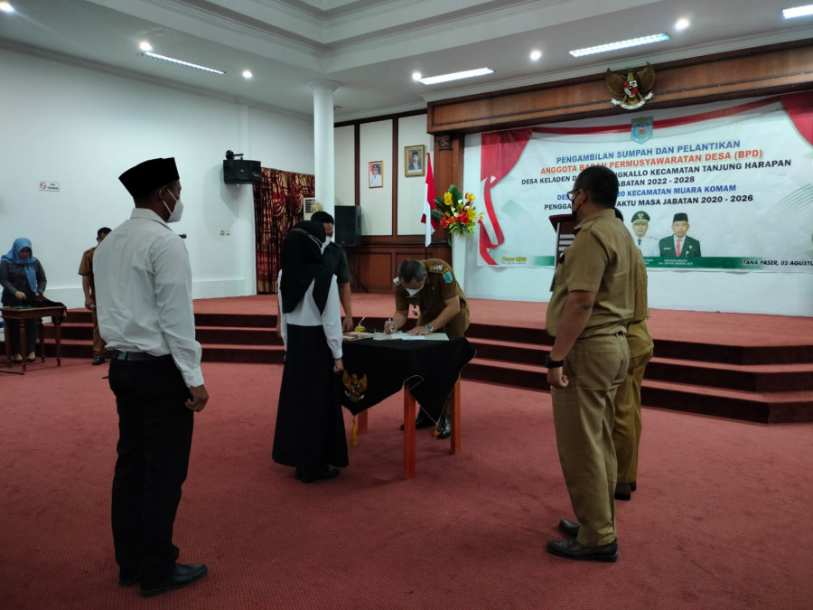 Bupati Paser dr. Fahmi Fadli vs saat menandatangani SK Pelantikan BPD. (Foto : Dwi Cahyo / Korankaltim.com)