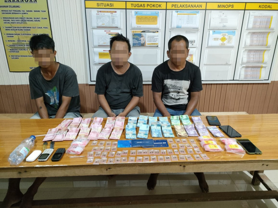 Tiga pelaku dan barang bukti saat diamankan di Mapolsek Sebulu. (Foto: Dok. Polsek Sebulu)