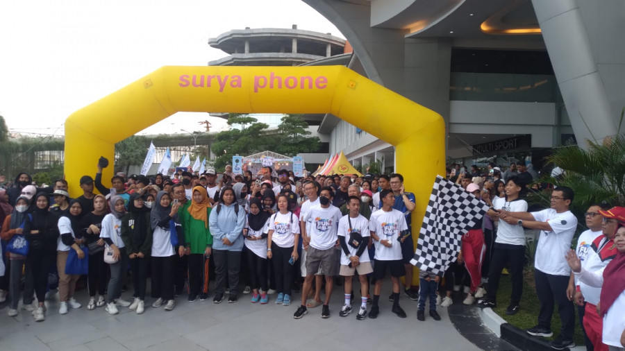 Kepala Bapenda Kota Samarinda, Hermanus Barus membuka jalan santai bertajuk Fun Walk, Big Mall Samarinda. (Foto: Rafik/Korankaltim.com)